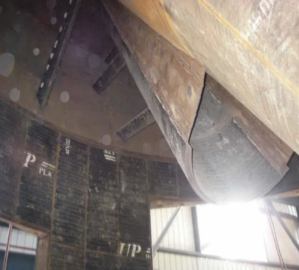 Chute liner in vertical mill